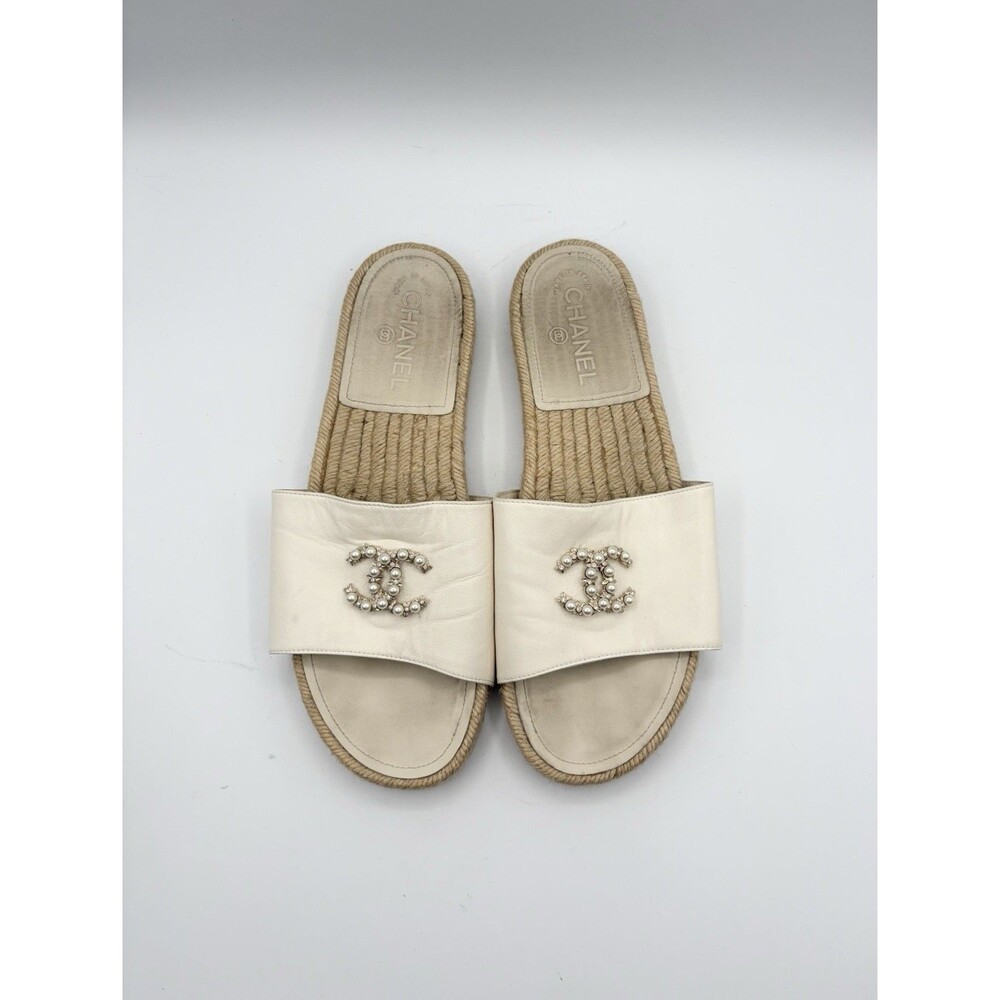 Chanel White Leather Slide Sandals w/ Pearl and Crystal CC Logo Size EU 41